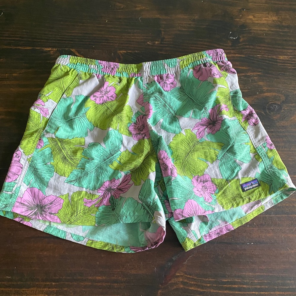Patagonia Womens Baggies Shorts M Tropical Floral Hibiscus Green Pink 5" Inseam